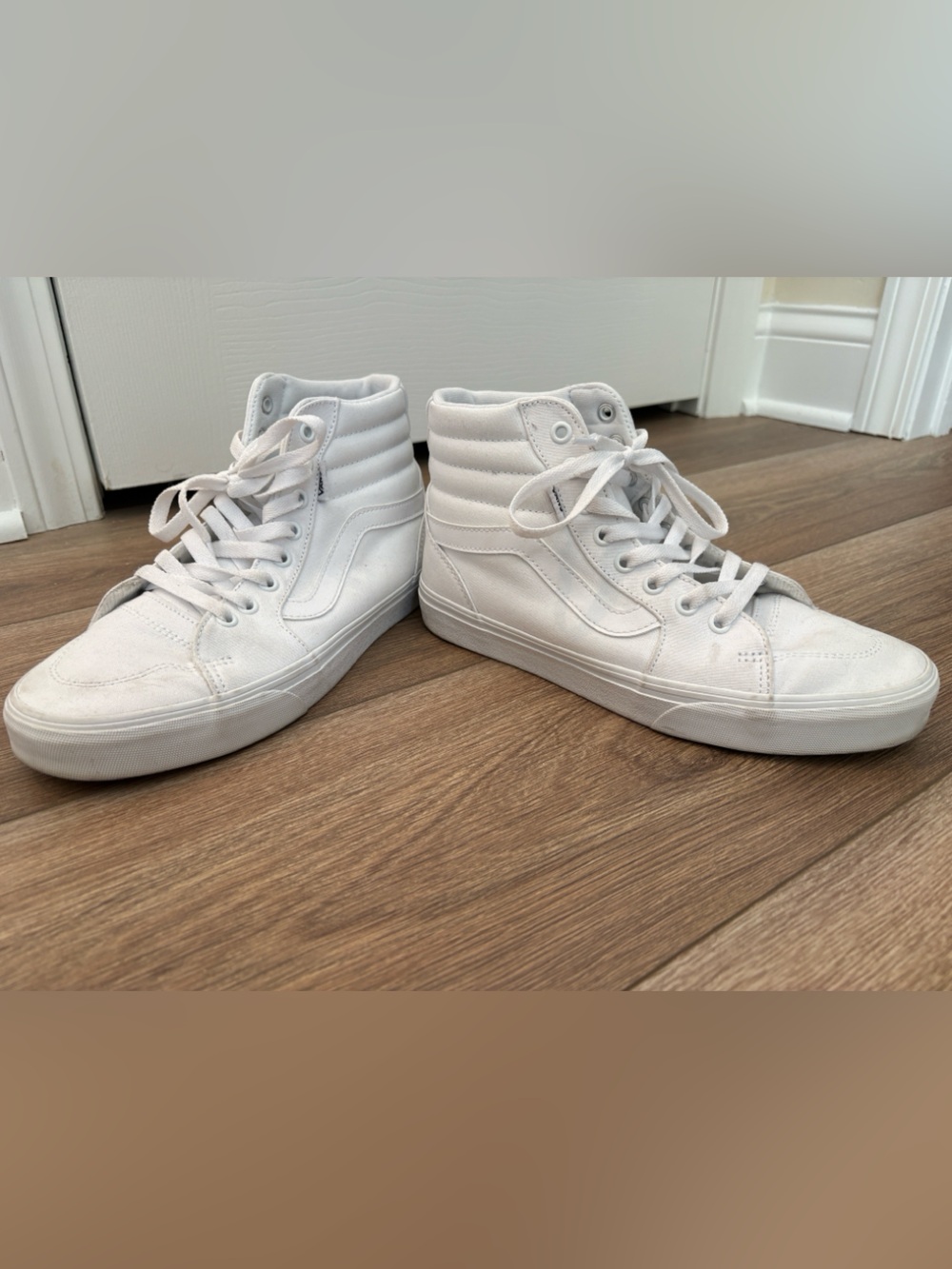 Women’s Sz 9- Vans White High-Top Sk8-Hi Sneakers